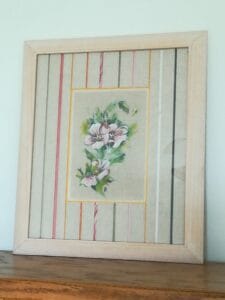 Galerie 52 Encadrement d'une broderie. Double passe partout, avec filets verticaux.