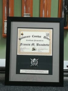 Galerie 56 Encadrement d'un diplôme avec insigne militaire Simple passe partout avec carton de fond pour incrustation d'un insigne militaire.