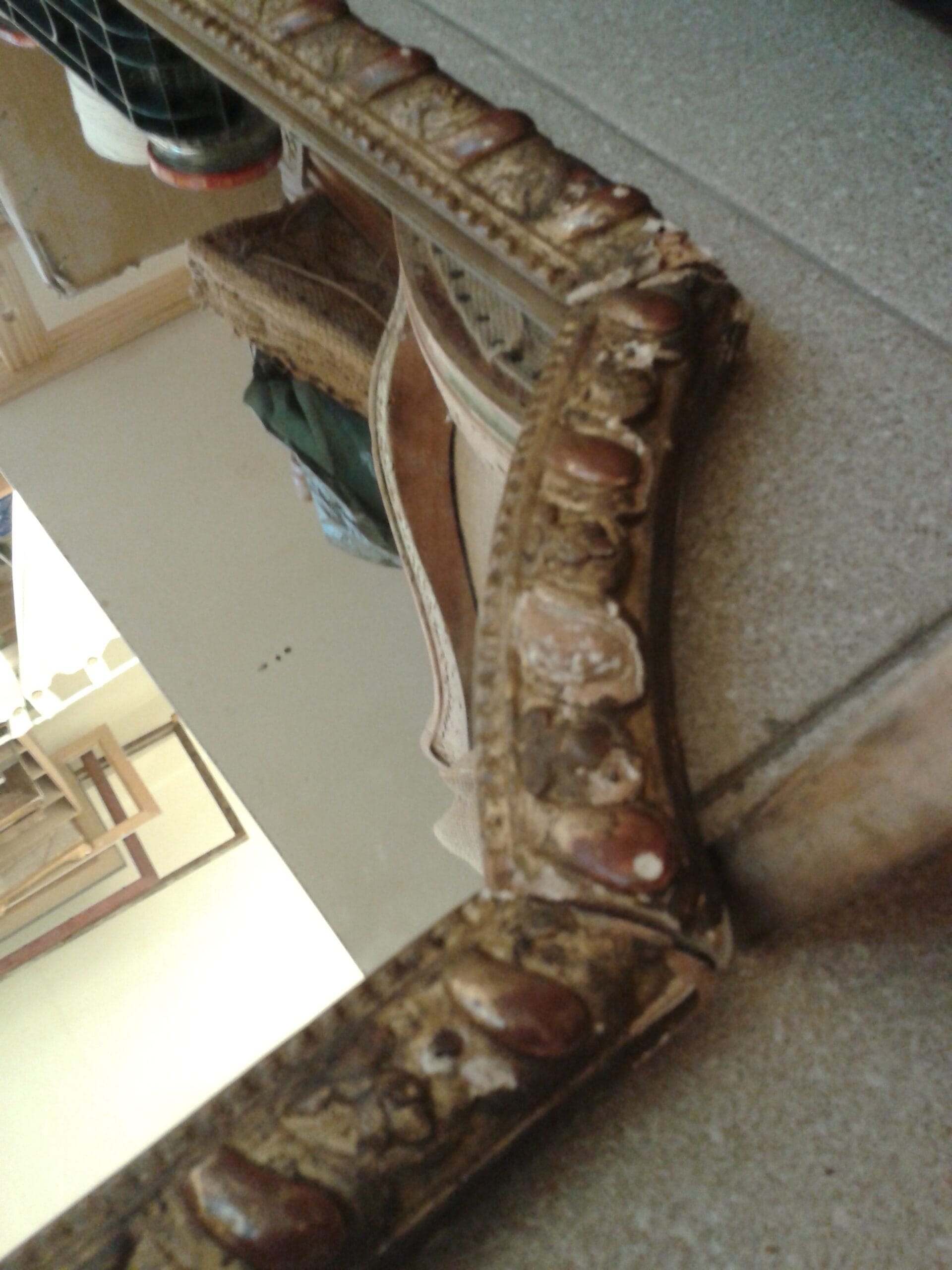 Angle avant restauration, moulure déteriorée
