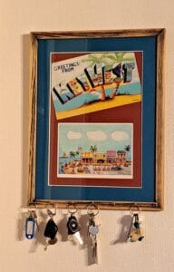 Galerie 55 Encadrement de deux cartes postales. Double passe partout, baguette bois brut, ajout de crochets pour porte clés.