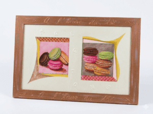 Galerie 43 Encadrement de deux cartes postales. Encadrement multi-techniques. Baguette travaillée avec inscription manuelle en relief.