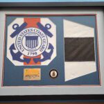 Le sur-mesure 32 Insertion des drapeaux des Coast Guards, d'une médaille et d'une plaque nominative.
