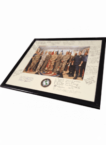 Galerie 45 Encadrement d'une photo. Passe-partout simple creusé pour permettre l'insertion d'une médaille ("coin")