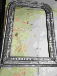 Cadre avant restauration. Cadre contenant un miroir et dont la dorure a été très endommagée