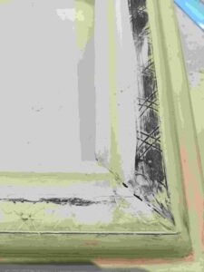 Détail de la restauration. Détail d'un coin en réfection et reprise du pourtour