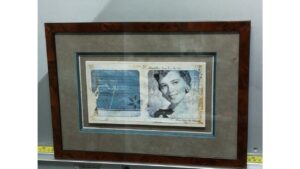 Galerie 38 Encadrement d'une plaque mortuaire. Céramique encadrée avec baguette bois loupe et biseau anglais , triple passe partout
