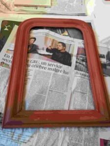 Une des 19 étapes d'une restauration de cadre.Mise en place de l'assiette après l'application de 13 sous- couches de préparation