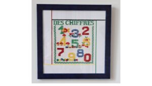 Galerie 19 Encadrement broderie alphabet. Passe partout rehaussé de bandes de couleurs pour rappeler les couleurs de la broderie