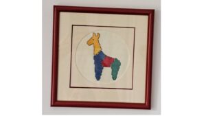 Galerie 17 Encadrement broderie lama. Double passe-partout simple, ouverture en cercle.