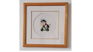 Galerie 15 Encadrement broderie vache. Double passe-partout simple, ouverture en cercle.