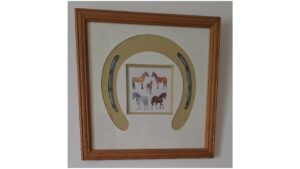 Galerie 7 Encadrement Carte équestre. Baguette bois brut, simple passe partout , ouverture en forme de fer à cheval