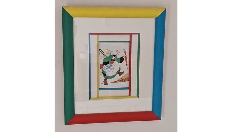 3 niveaux de biseaux rehaussés de filets aux couleurs basiques. Baquette peinte à la main rappelant les couleurs de la carte et du biseau
