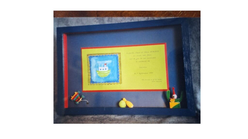 Encadrement en boitage avec insertion de jouets miniatures. Double passe-partout