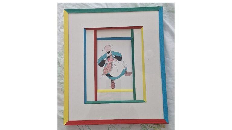 3 niveaux de biseaux rehaussés de filets aux couleurs basiques. Baquette peinte à la main rappelant les couleurs de la carte et du biseau